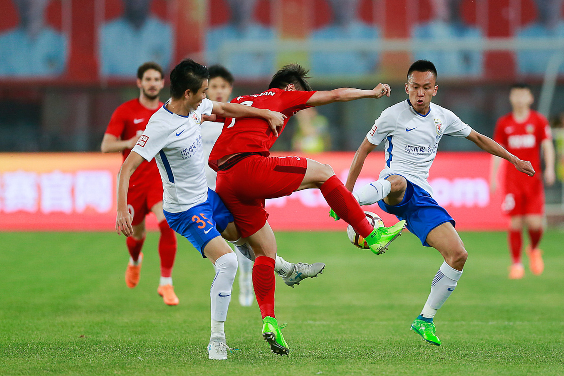 精彩纷呈的对抗!球队团结合作的简单介绍 精彩纷呈的对抗!球队团结合作的简单介绍